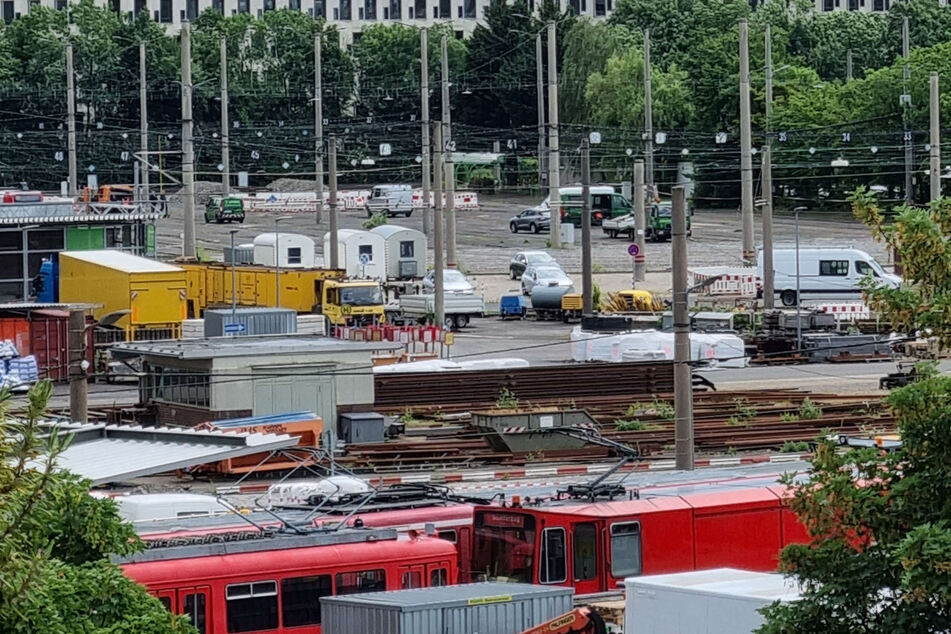 Die englische Bombe war am Vormittag auf dem Betriebsgelände der Kölner Verkehrs-Betriebe (KVB) im Stadtteil Braunsfeld entdeckt worden.