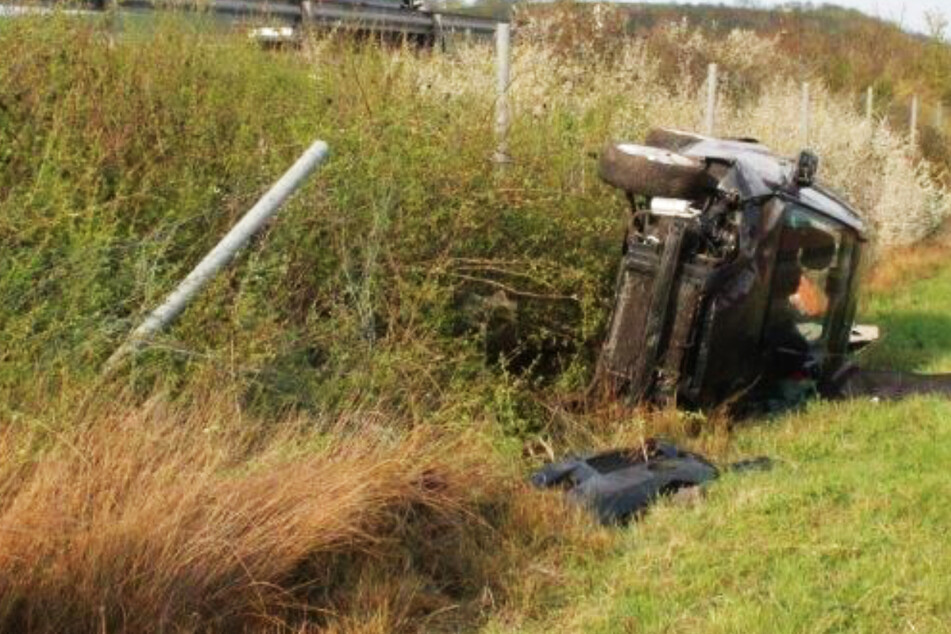 Ein Mazda überschlug sich und landete in der Böschung neben der Autobahn.