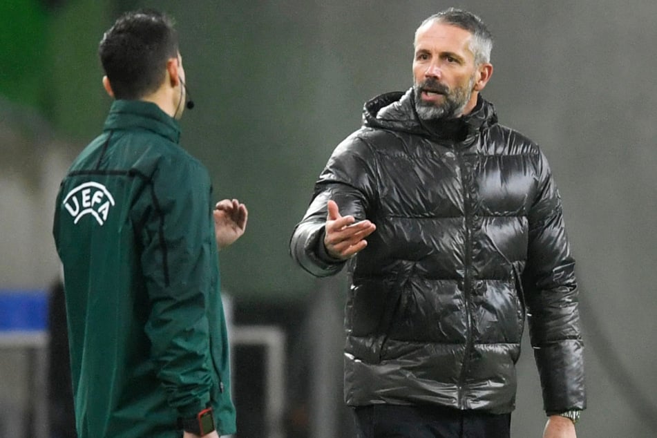 Marco Rose (44, r.) diskutiert mit dem vierten Offiziellen. Gladbachs Coach ärgerte sich, dass beide "50:50-Entscheidungen" gegen seine Mannschaft gewertet wurden.