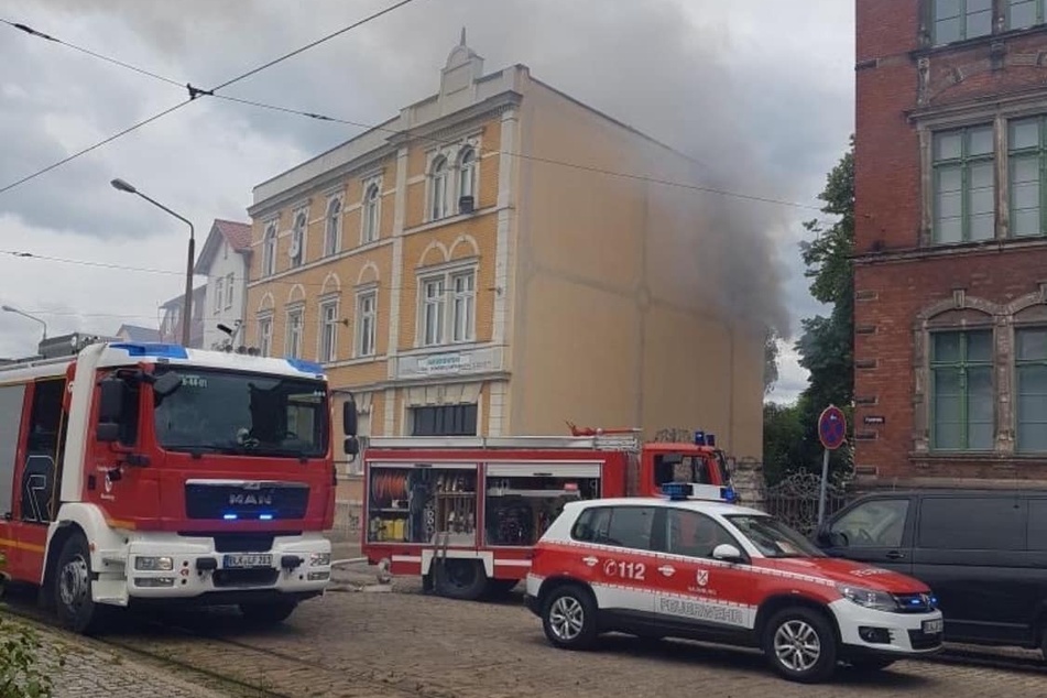 Die Rettungskräfte mussten einen Wohnungsbrand löschen.