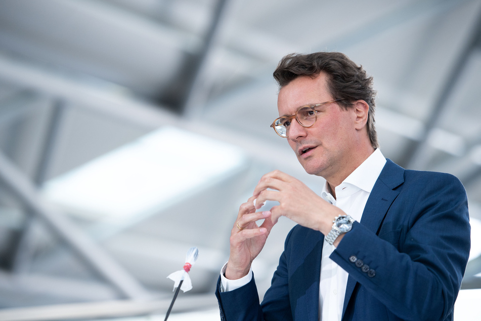 Verkehrsminister Hendrik Wüst (45, CDU) plant mit Investitionen für den Bau von Radwegen in NRW.