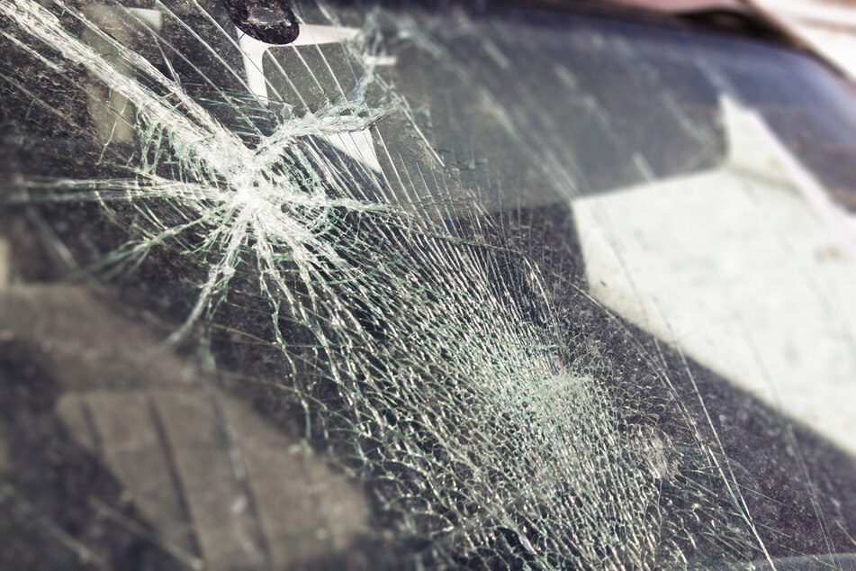 Der Täter machte sich in einer Tiergarage an 13 Autos zu schaffen und schlug ihre Windschutzscheibe ein. (Symbolbild)