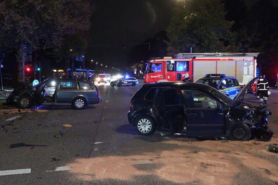 Großes Trümmerfeld nach Frontalcrash an Kreuzung: Beide Fahrer verletzt