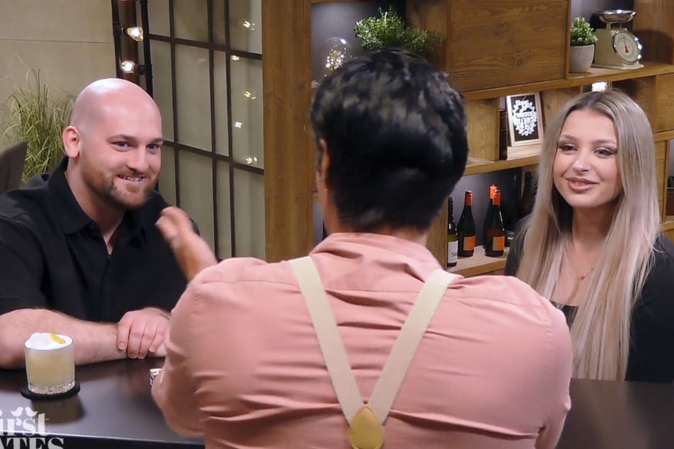 Marc (29, l.) und Sarina (24) treffen an der First-Dates-Bar das erste Mal aufeinander.