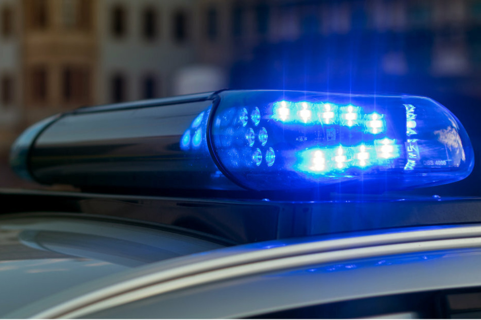 Ein 26-Jähriger machte die Polizei durch einen selbst gebauten Verkehrsunfall auf sein Diebesgut aufmerksam. (Symbolbild)