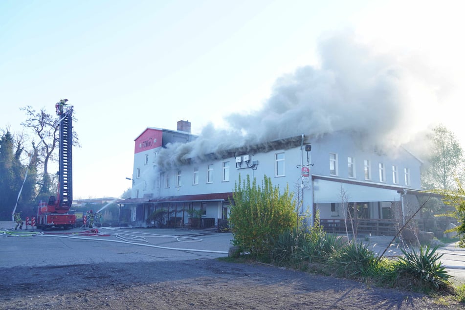 Die Feuerwehr ist mit zahlreichen Kräften vor Ort.