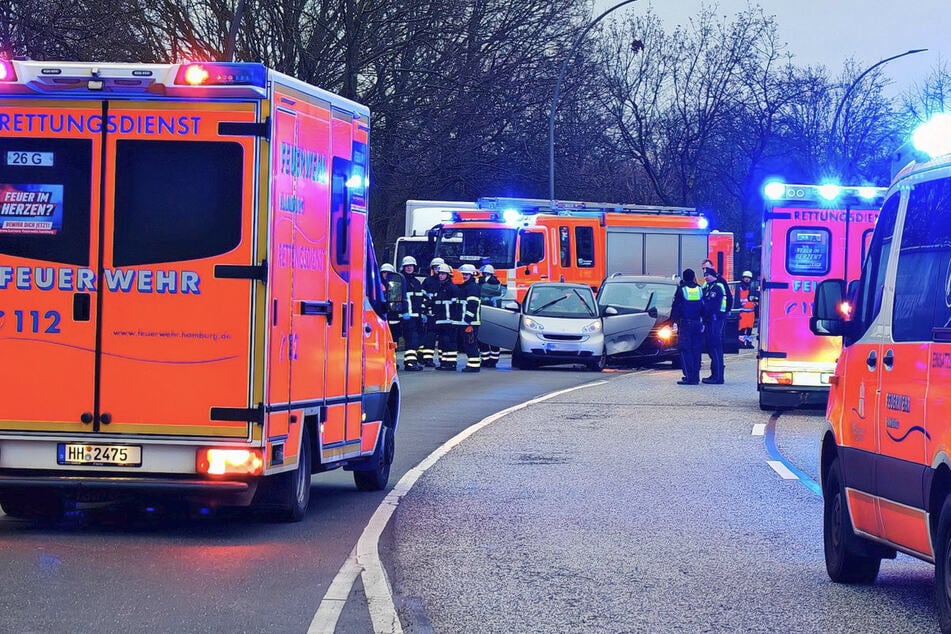 Mehrere Rettungswagen rückten zum Unfallort in Hamburg-Wilhelmsburg an.