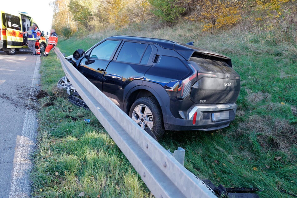 An dem Unfall waren insgesamt drei Fahrzeuge beteiligt, ein Kia landete sogar hinter der Leitplanke.
