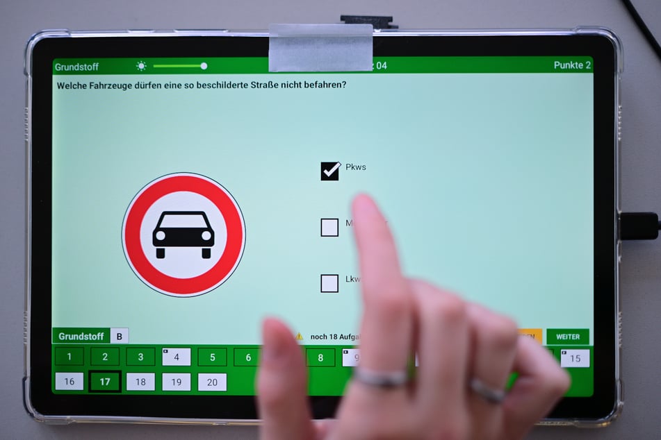Der Schummelversuch einer Fahrschülerin scheiterte kläglich. (Symbolfoto)