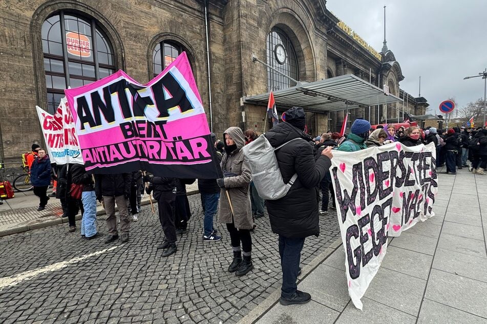 Auch die Antifa nimmt am Umzug am Schlesischen Platz beim Bahnhof Neustadt teil. Auf einem Plakat ist "Antifa bleibt antiautoritär" zu lesen.