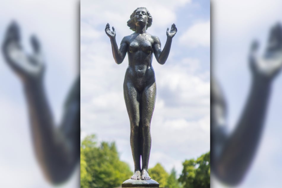 Diese Bronzeplastik ist ein Nachguss. Das ursprüngliche Exemplar (1936 im Rosengarten aufgestellt) landete später in der Waffenfabrik.