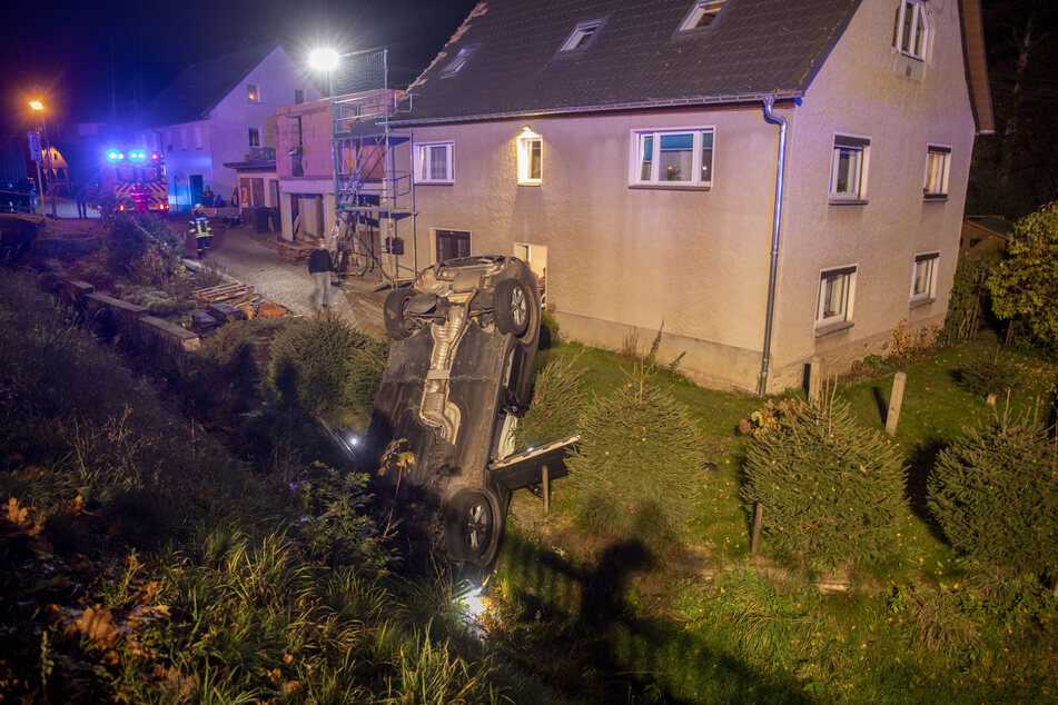 Der BMW durchbrach nach einem Unfall einen Zaun und landete in einem Bach.