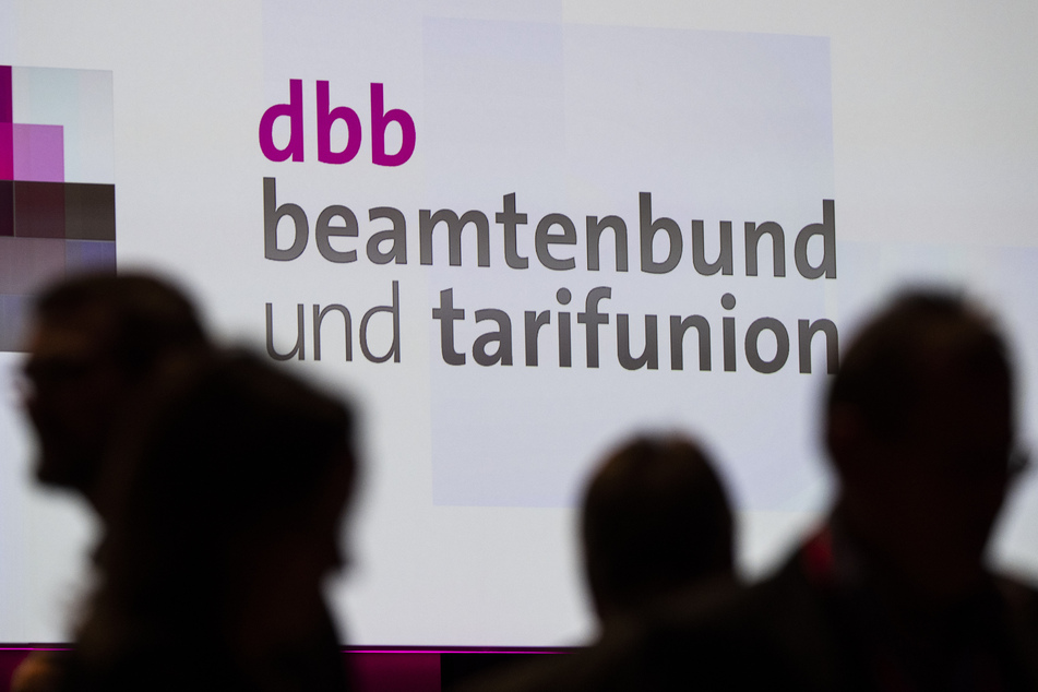 Wie Arbeitgeber auf die Forderungen der dbb sowie Verdi reagieren, ist noch offen.