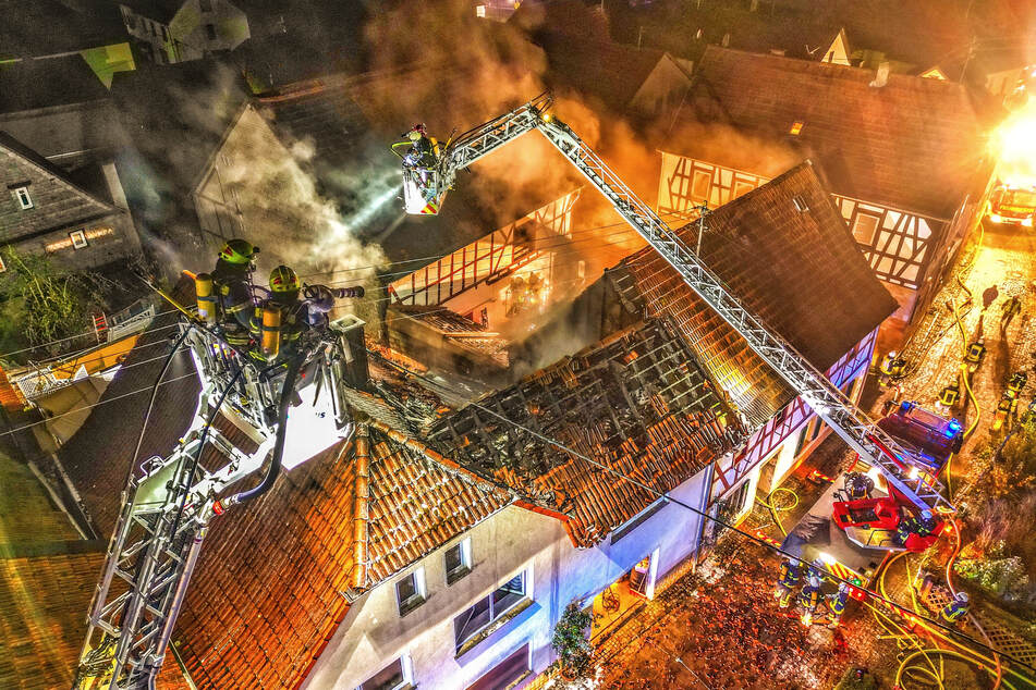 Im Kreis Bad Kreuznach wurde ein Mehrfamilienhaus durch einen Großbrand komplett zerstört.