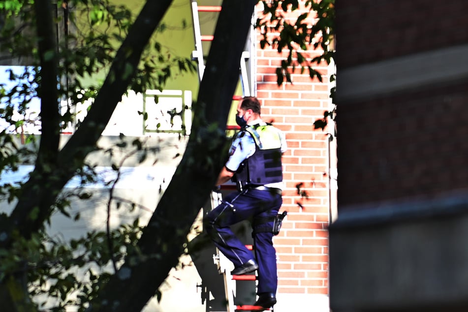 Die Einsatzkräfte hatten zunächst befürchtet, dass ein Mann nach der Misshandlung seiner Frau auch den vier gemeinsamen Kindern etwas antun könnte. Spezialkräfte umstellten stundenlang das Haus.