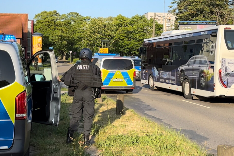 Am Donnerstag gab es in Bad Doberan und Rostock einen Großeinsatz: Ein Mann soll zuvor eine Gruppe Jugendlicher in einem Bus mit einer Waffe bedroht haben.