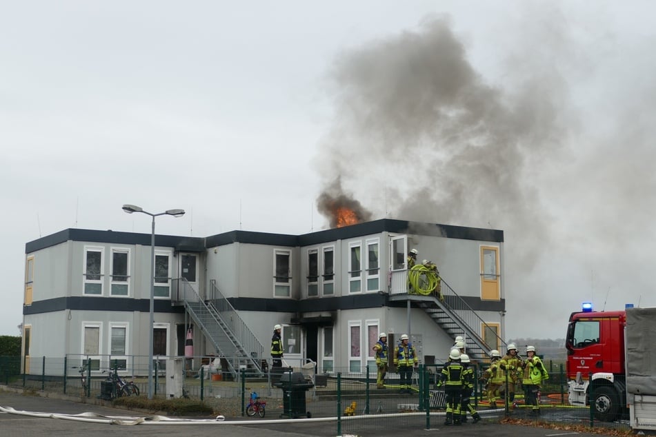 Die Flammen sollen sich von der Waschküche bis hoch auf das Dach der Asylunterkunft gefressen haben.
