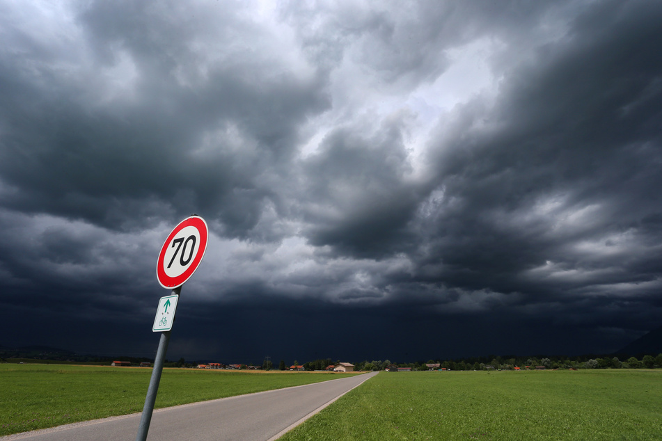 Nach einer längeren Trockenphase mit wenig Regen werden am Dienstag in Bayern Schauer und Gewitter erwartet. (Symbolbild)