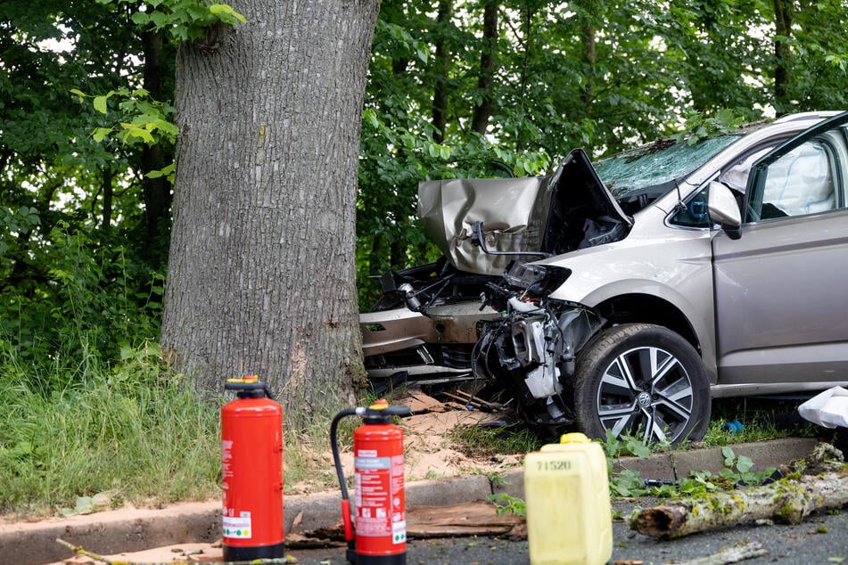 Das Auto war von der Fahrbahn abgekommen und mit einem Baum kollidiert.