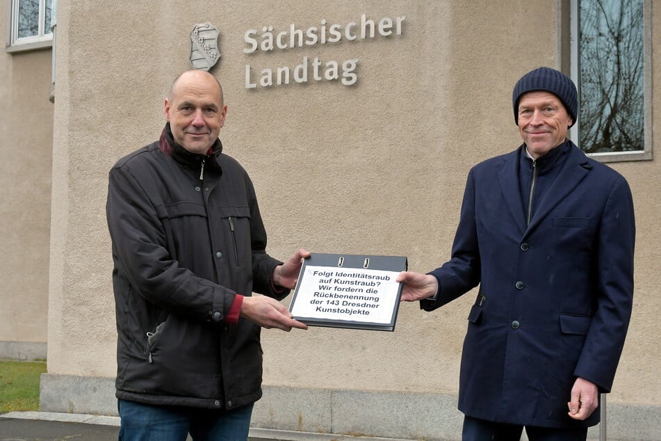 Torsten Küllig (53, Freie Wähler, l.) übergibt die Petition an Landtagspräsident Matthias Rößler (66, CDU).