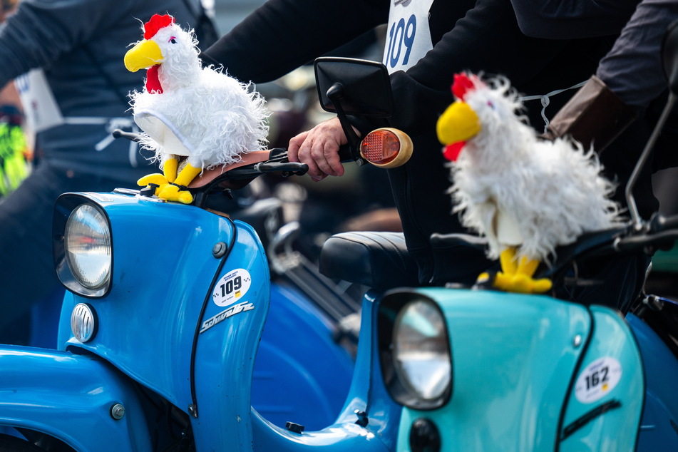 Die Fahrer schmückten ihre kultigen Mopeds mit witzigen Details.