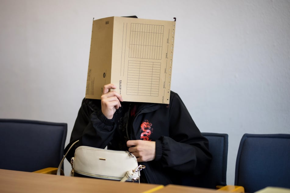 Verbarg ihr Gesicht hinter einem Hefter: Natalie J. (24) ist angeklagt, ihren sieben Monate alten Sohn getötet zu haben.