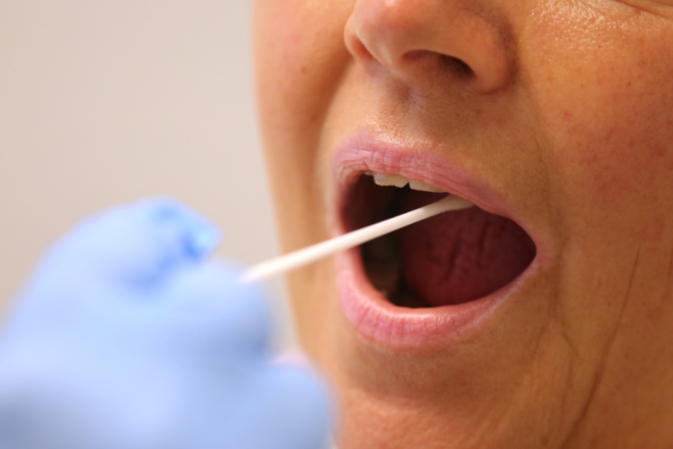 Die Verdächtigen sollen mehr Tests abgerechnet haben, als sie tatsächlich durchgeführt haben.