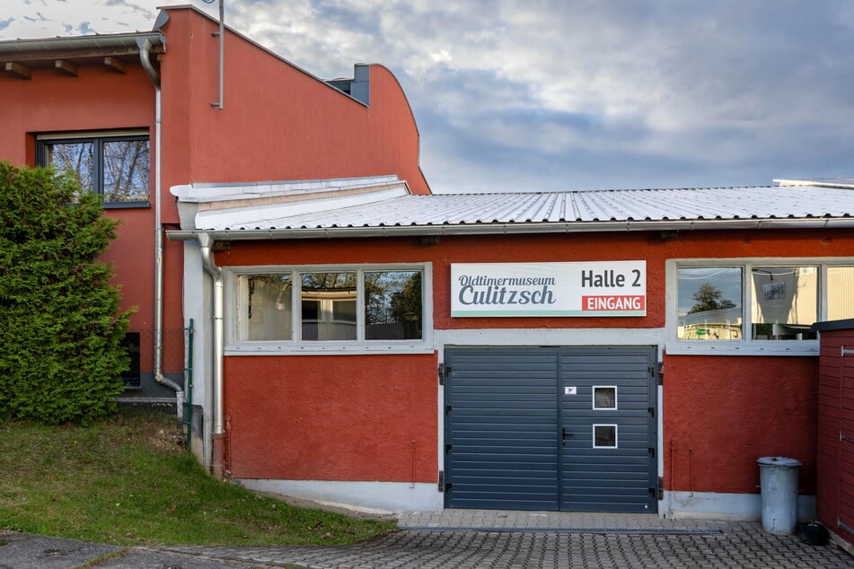 In dieser Ausstellungshalle des Oldtimermuseums findet man die Westautos in der DDR. Auch ein Genex-Wohnzimmer wurde eingerichtet.