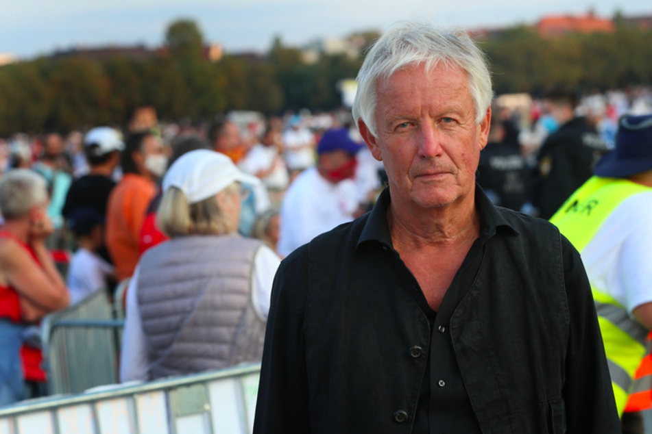 Jürgen Fliege, Fernsehpfarrer, steht auf der Theresienwiese bei einer Demonstration gegen die Corona-Maßnahmen nach seiner Rede neben der Bühne.