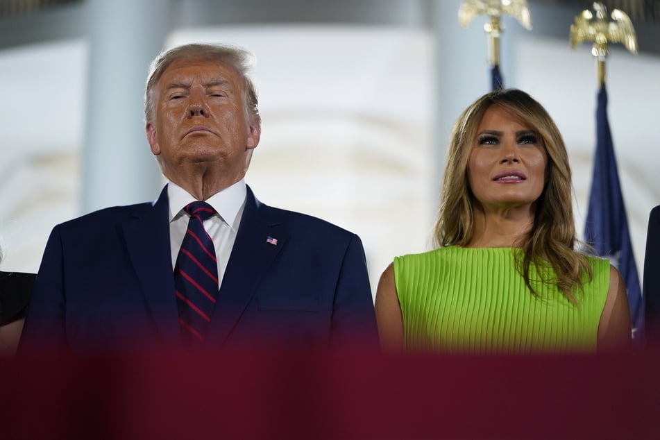 Donald Trump, Präsident der USA, und Melania Trump, First Lady der USA, stehen auf dem Südrasen des Weißen Hauses.