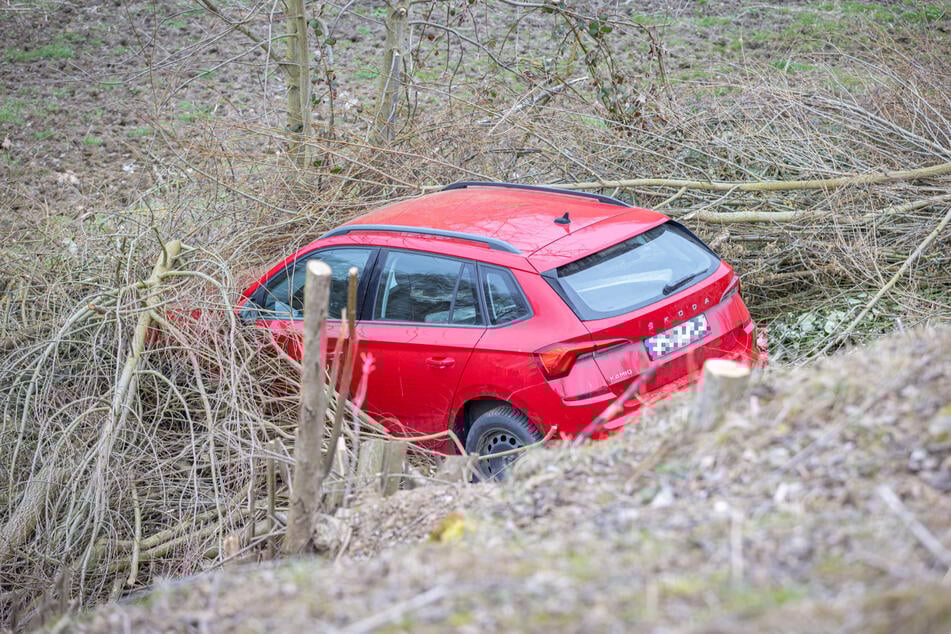 Ein Skoda Kamiq ist am Freitagvormittag einen steilen Abhang in Dorf Wehlen hinabgeschossen.