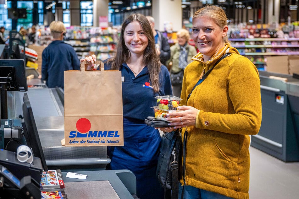 Simmel-Azubi Abby (l.) hilft Sylvia Ulmen an der Kasse.