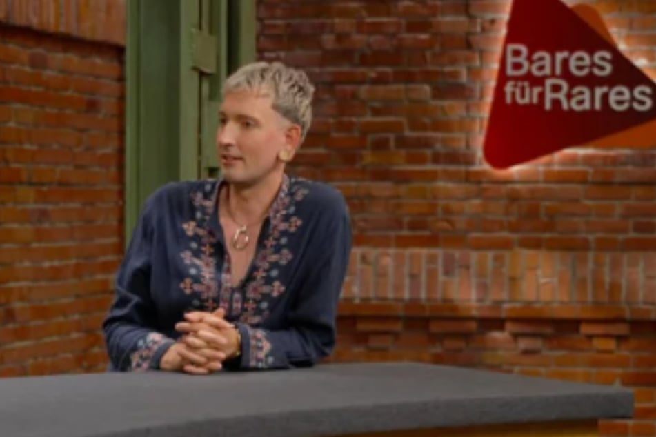 ZDF-Händler Fabian Kahl (34) legt 120 Euro auf den Tisch und erhält dafür den Zuschlag.