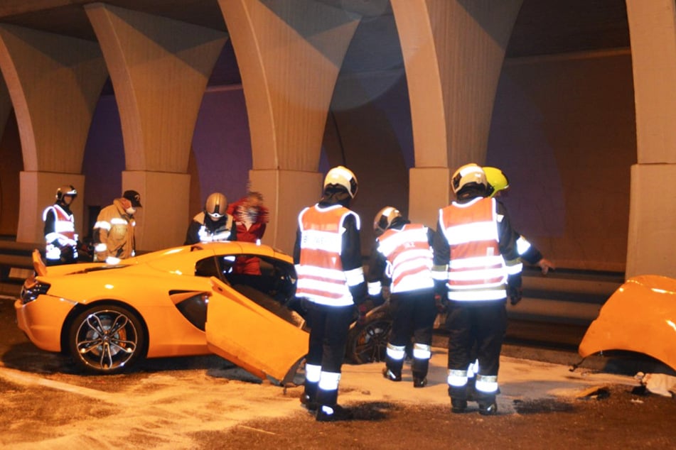 Die Feuerwehrleute hatten alle Hände voll zu tun am Unfallort.
