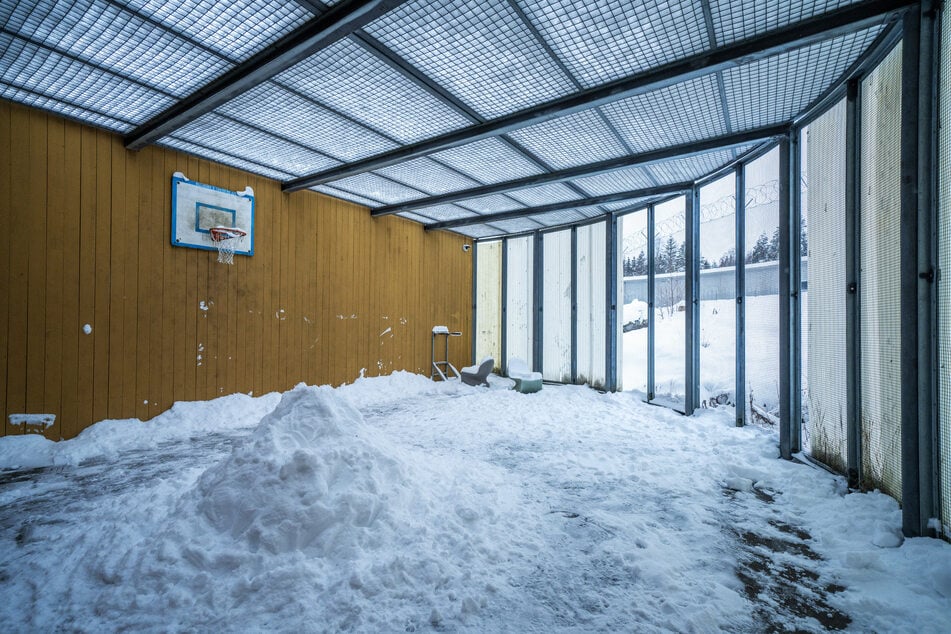 Wenn das Wetter es zulässt, wirft der Häftling ein paar Körbe auf seinem Basketball-Court.