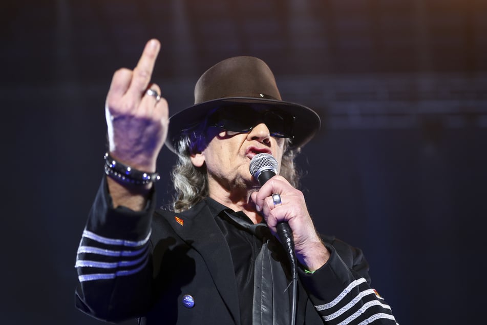 Udo Lindenberg (78) zeigt den Nazis den Mittelfinger und hat deutliche Worte.