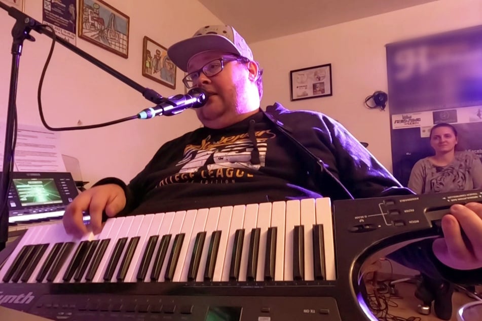 Der 27-Jährige verdient sich etwas Geld als Alleinunterhalter dazu. Sein großer Traum ist es, groß herauszukommen.