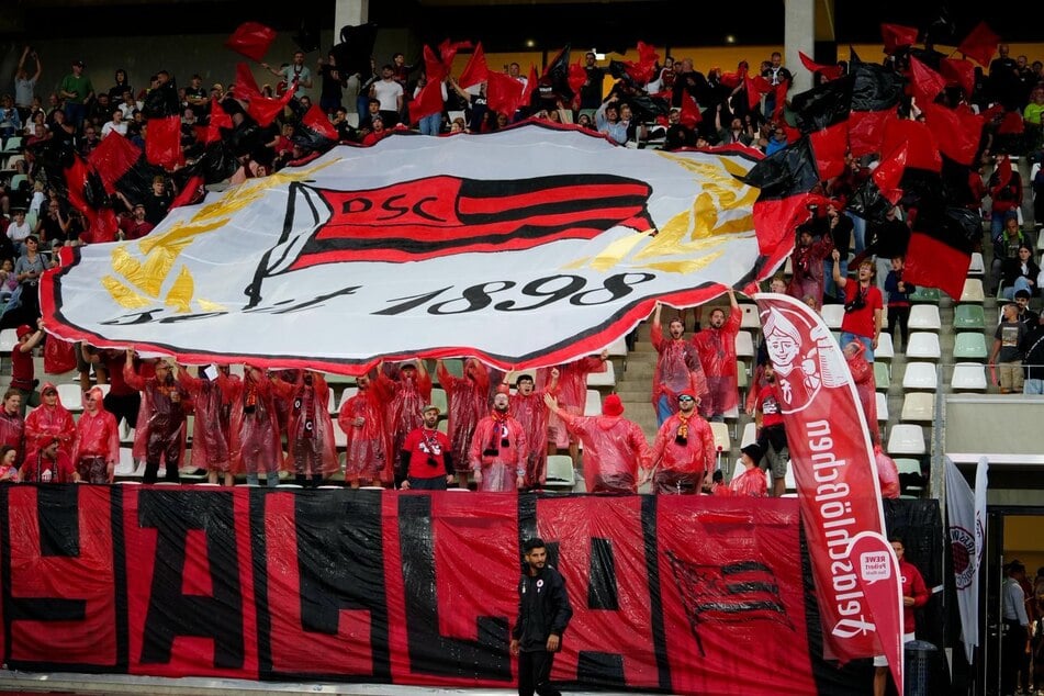 Choreo im Block der DSC-Fans.