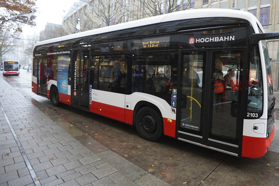 Wer zukünftig in einen Bus in Hamburg einsteigt, muss seine Fahrkarte bargeldlos bezahlen.