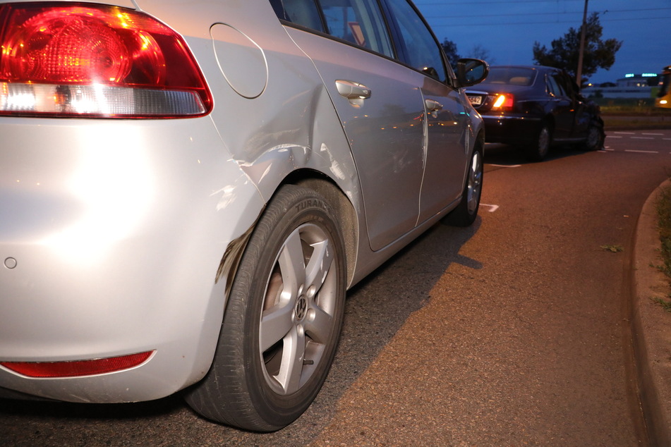 Der VW Golf wurde ebenfalls ramponiert.