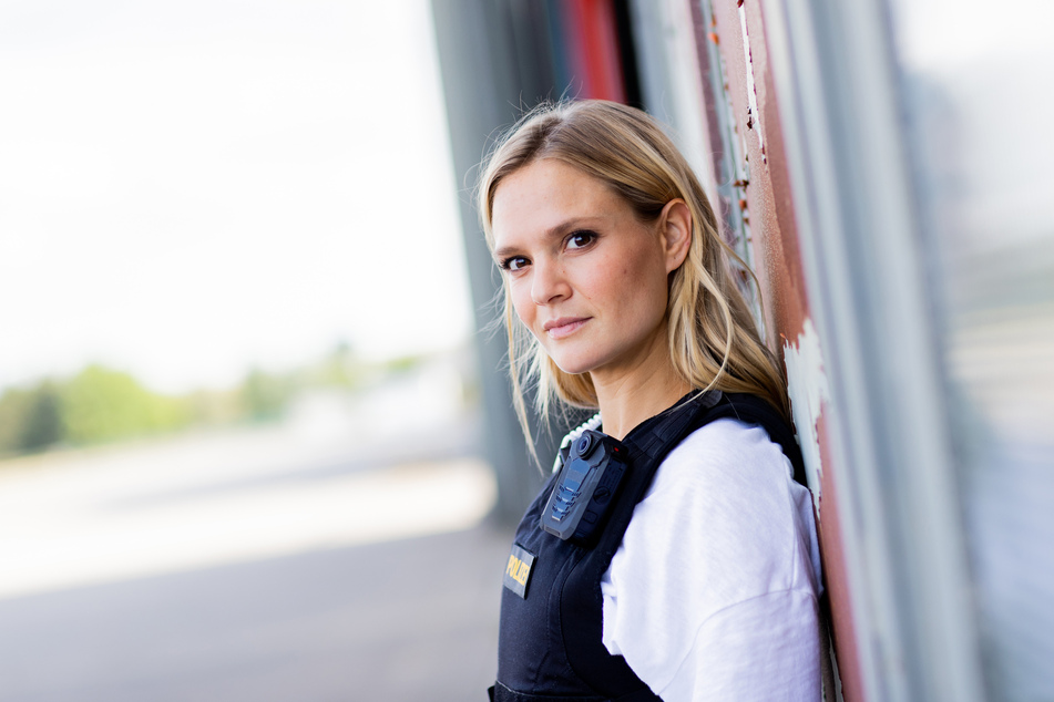 Die Schauspielerin Pia Stutzenstein (spielt Vicky Reisinger), aufgenommen in einer Drehpause bei Dreharbeiten für die neue Staffel der RTL-Serie "Alarm für Cobra 11 - Die Autobahnpolizei".
