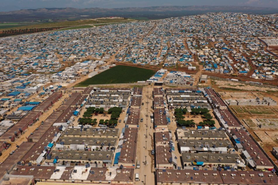 Syrien: Ein großes Flüchtlingslager steht auf der syrischen Seite der Grenze zur Türkei in der Nähe der Stadt Atma in der Provinz Idlib.