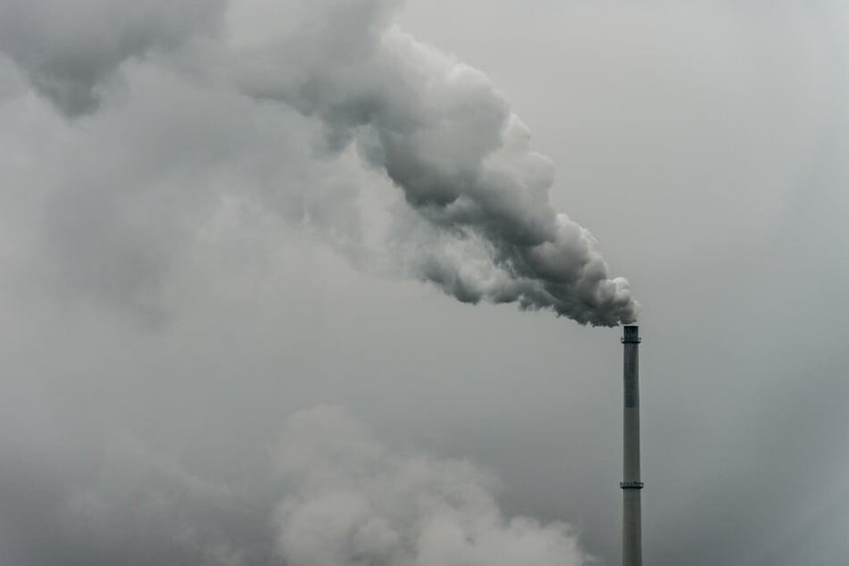 Ein Fabrikschornstein pustet CO2 in die Atmosphäre. Die Lockdowns aufgrund der Corona-Pandemie haben zu einer deutlichen Reduzierung der CO2-Emissionen geführt. (Symbolfoto)