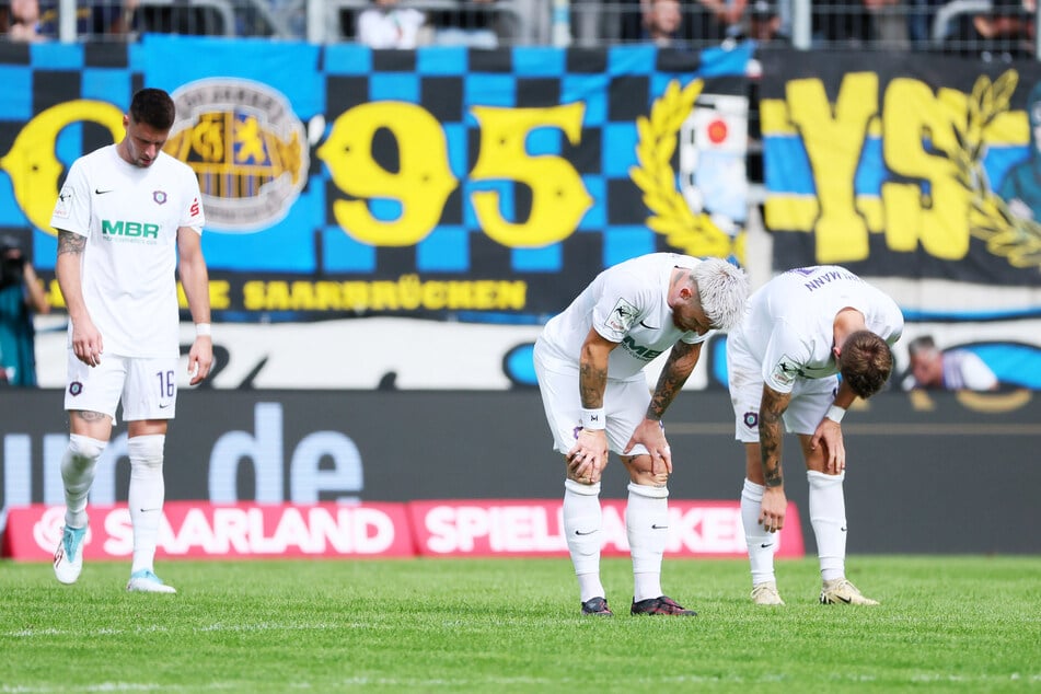 Nach der Pleite in Saarbrücken gingen bei Ryan Malone (33), Marvin Stefaniak (30) und Pascal Fallmann (21, v.l.) die Köpfe nach unten.