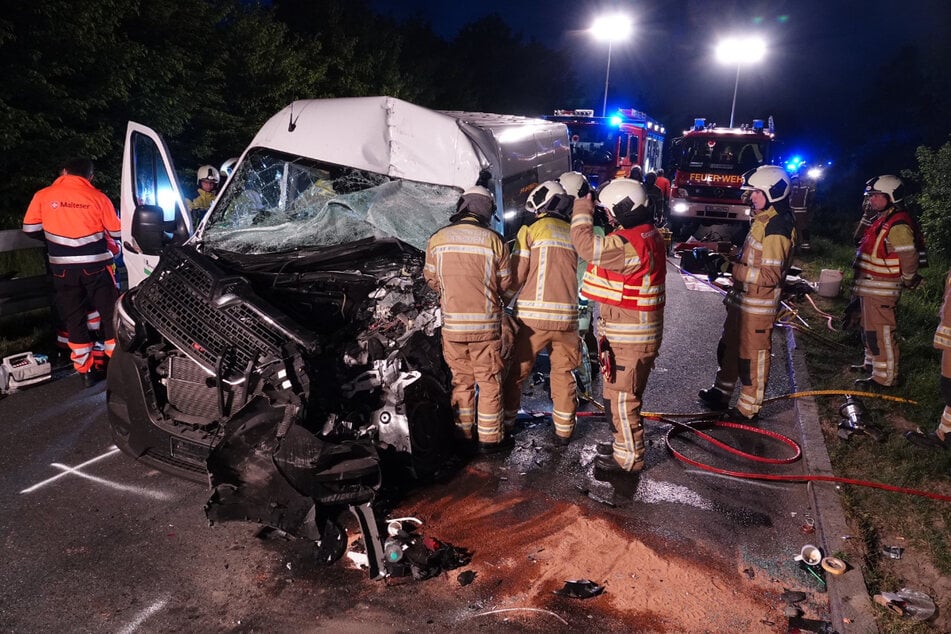 Unfall A4: Heftiger Unfall auf der A4: Transporter kracht an Raststätten-Einfahrt gegen Lkw