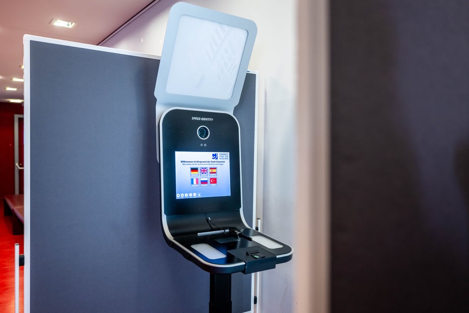 In der Chemnitzer Meldebehörde macht der neue Passbild-Automat nach Rathaus-Angaben keinerlei Probleme.