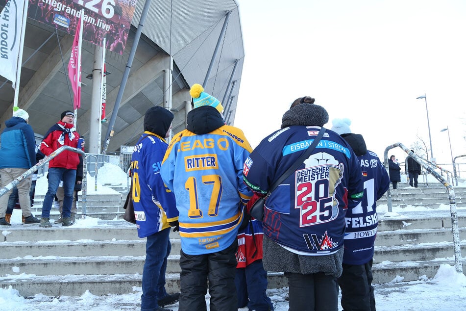 Fans trugen die Trikots diverser Vereine.