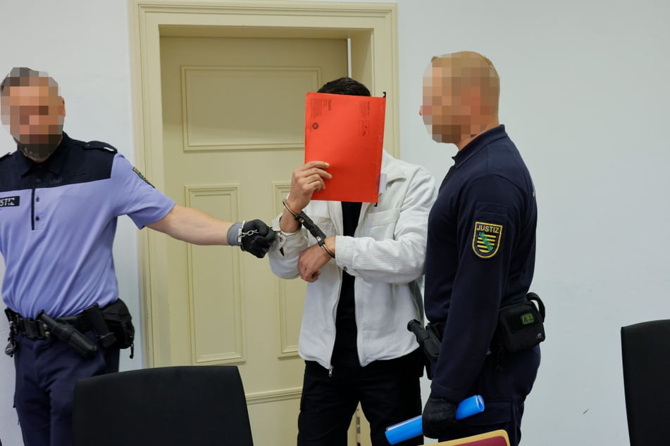 Der Angeklagte versteckte sein Gesicht hinter einer Mappe.