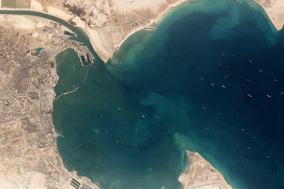 Dieses Satellitenbild von Planet Labs Inc. zeigt die wegen der Blockade vorm Suezkanal wartenden Schiffe.