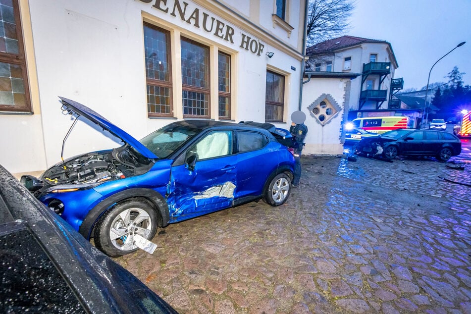 Der Nissan (Foto) schleuderte infolge der Kollision gegen einen abgestellten Audi.